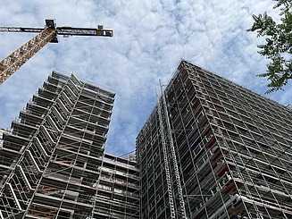 Zu sehen ist die Hausfassade des Bauen im Bestand-Projektes Haus der Statistik in Berlin