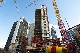 Zu sehen ist die unfertige Hausfassade des Bauen im Bestand-Projektes Poseidonhaus in Frankfurt am Main