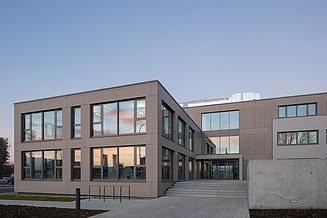 Zu sehen ist die Hausfassade des Bauen im Bestand-Projektes Anbau ZÜBLIN in Neu-Ulm