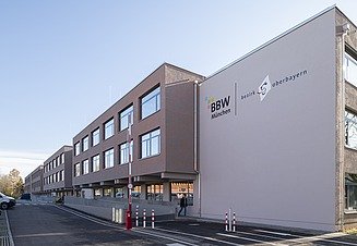 Zu sehen ist die Hausfassade des Bauen im Bestand-Projektes BBW Johanneskirchen in München