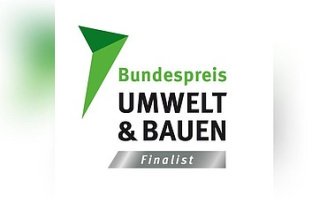 Zu sehen ist das Logo für den Bundespreis Umwelt & Bauen Finalist