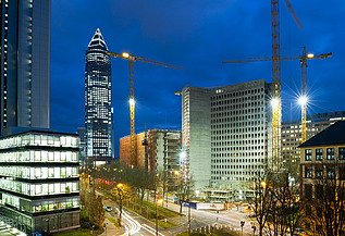 Zu sehen ist die Hausfassade des Bauen im Bestand-Projektes Poseidonhaus in Frankfurt am Main
