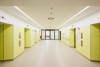 Zu sehen ist der renovierte Eingangsbereich des Bauen im Bestand Projektes Charité Universitätsmedizin in Berlin