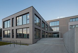 Zu sehen ist die Hausfassade des Bauen im Bestand-Projektes Anbau ZÜBLIN in Neu-Ulm