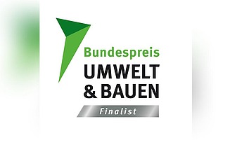 Zu sehen ist das Logo für den Bundespreis Umwelt & Bauen Finalist