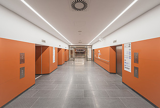 Zu sehen ist der renovierte Eingangsbereich des Bauen im Bestand Projektes Charité Universitätsmedizin in Berlin