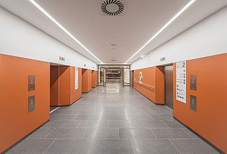 Zu sehen ist der renovierte Eingangsbereich des Bauen im Bestand Projektes Charité Universitätsmedizin in Berlin