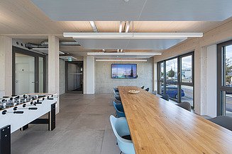 Zu sehen ist ein Besprechungsraum des Bauen im Bestand-Projektes Anbau ZÜBLIN in Neu-Ulm