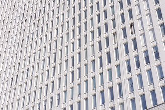 Zu sehen ist die Hausfassade des Bauen im Bestand-Projektes Charité Universitätsmedizin in Berlin