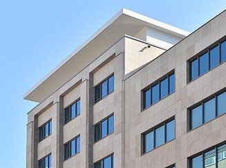 Zu sehen ist die Hausfassade des Bauen im Bestand-Projektes Karstadthaus, Stuttgart