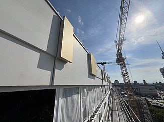 Zu sehen ist die Hausfassade des Bauen im Bestand-Projektes Haus der Statistik in Berlin