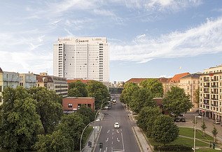 Zu sehen ist die Hausfassade des Bauen im Bestand-Projektes Charite in Berlin