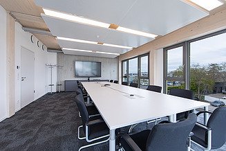 Zu sehen ist ein Besprechungsraum des Bauen im Bestand-Projektes Anbau ZÜBLIN in Neu-Ulm