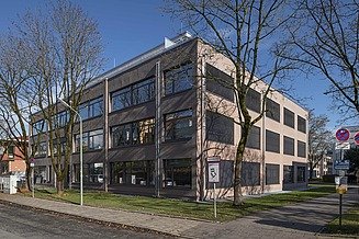 Zu sehen ist die Hausfassade des Bauen im Bestand-Projektes BBW Johanneskirchen in München