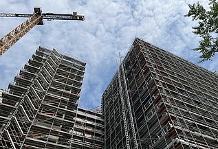 Zu sehen ist die Hausfassade des Bauen im Bestand-Projektes Haus der Statistik in Berlin