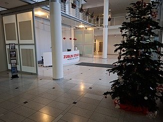 Zu sehen ist der fertige Eingangsbereich des Bauen im Bestand-Projektes Atlanta Business Center in Stuttgart-Möhringen