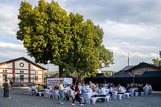 Außengelände des Innovation Days mit Sitzgelegenheiten im Grünen