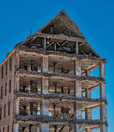 Entkerntes hohes Gebäude bei blauem wolkenlosen Himmel