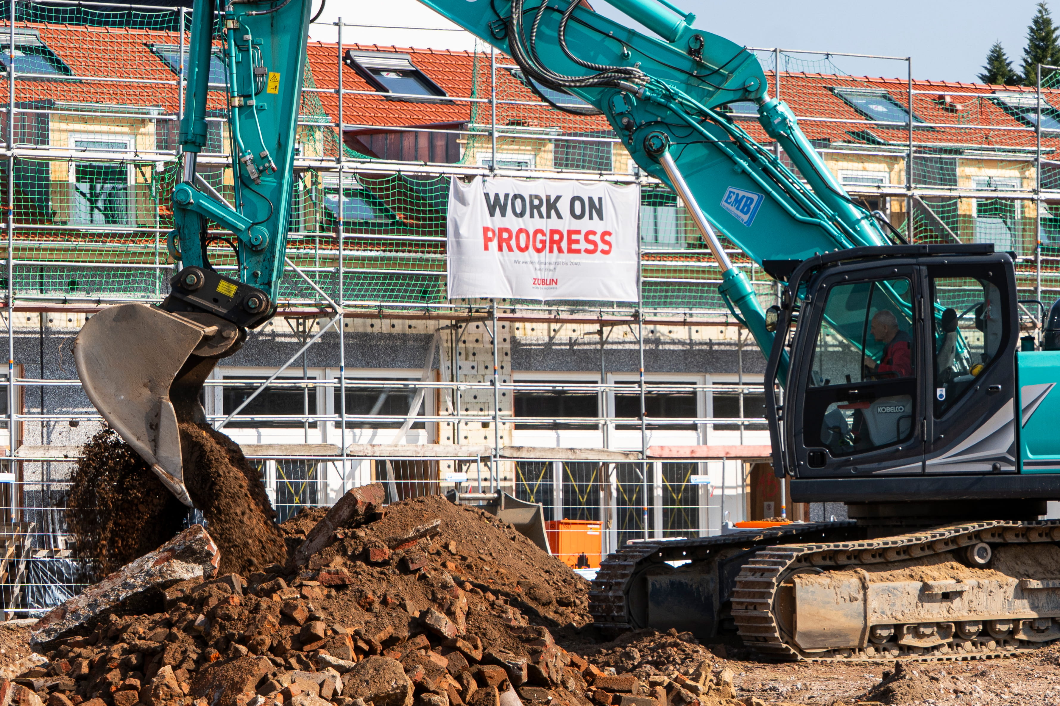 Baggerarbeiten mit Hintergrund ein Banner mit der Aufschrift 