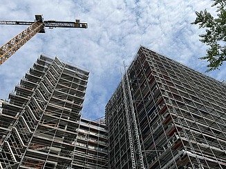 Zu sehen ist die Hausfassade des Bauen im Bestand-Projektes Haus der Statistik in Berlin