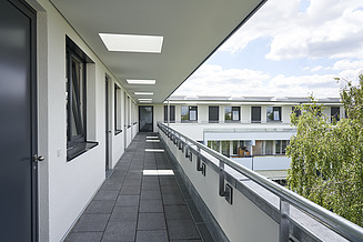 Zu sehen ist der Eingangsbereich zu einigen Wohnungen des Bauen im Bestand-Projektes Bodeneherstraße in München