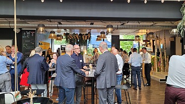 Teilnehmer in der Pause beim Netzwerken