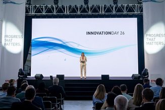 Vortrag und Präsentation der Moderation auf dem Podium STRABAG Innovation Day 