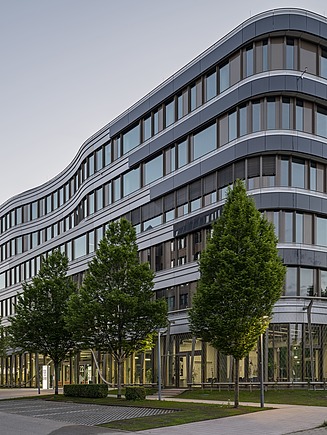 Gebäude bei Dämmerung
