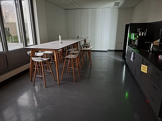 Zu sehen ist eine fertige Teeküche des Bauen im Bestand-Projektes Atlanta Business Center in Stuttgart-Möhringen