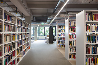 Zu sehen ist die umgebaute Bibliothek das Bauen im Bestand-Projektes Universität Siegen 