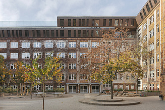 Zu sehen ist die Hausfassade des Bauen im Bestand-Projektes Metropolitan School in Berlin