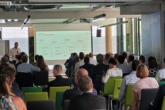 Vortrag und Präsentation Robert Rauch zu BESTAND BEYOND vor Teilnehmern 