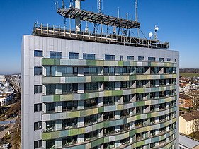 Außenansicht auf das Gebäude und die Balköne