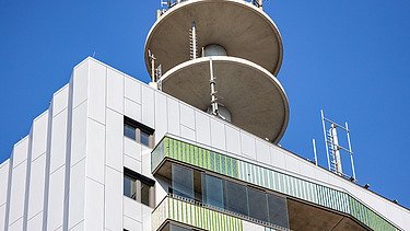Fassade, Balköne in grün und das Dach des TAK Telekom
