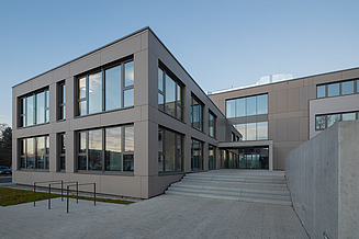 Zu sehen ist die Hausfassade des Bauen im Bestand-Projektes Anbau ZÜBLIN in Neu-Ulm
