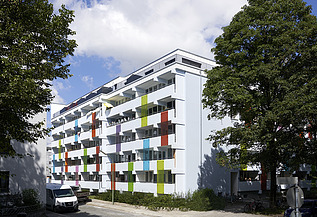 Zu sehen ist die Hausfassade des Bauen im Bestand-Projektes Bodeneherstraße in München
