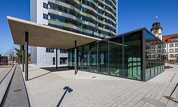 Außenansicht auf den Eingansbereich des TAK Telekom mit Glasfront