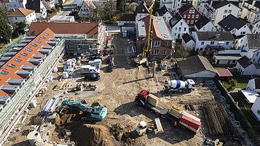 Vogelperspektive auf die Baustelle und Kranarbeiten