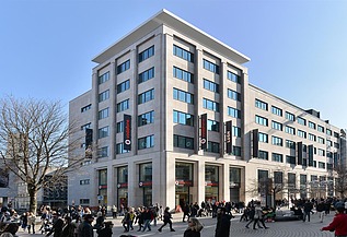 Zu sehen ist die Hausfassade des Bauen im Bestand-Projektes Karstadthaus, Stuttgart