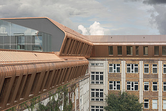 Zu sehen ist die Hausfassade des Bauen im Bestand-Projektes Metropolitan School in Berlin