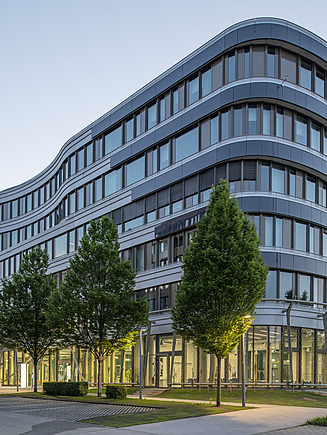Das Z2 Gebäude von außen mit Belichtung auf dem Stuttgart ZÜBLIN Campus