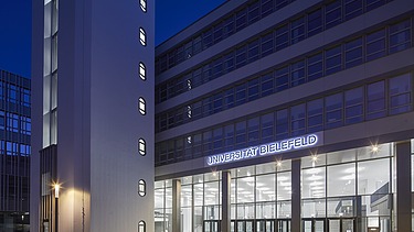 UHG Bielefeld Modernisierung Eingang bei Nacht