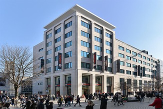 Zu sehen ist die Hausfassade des Bauen im Bestand-Projektes Karstadthaus, Stuttgart