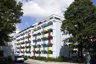 Zu sehen ist die Hausfassade des Bauen im Bestand-Projektes Bodeneherstraße in München