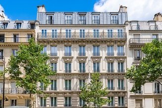Paris, historische Gebäude in der Rue de Lyon, typische Fassaden und Fenster