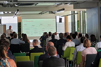 Vortrag und Präsentation Robert Rauch zu BESTAND BEYOND vor Teilnehmern 