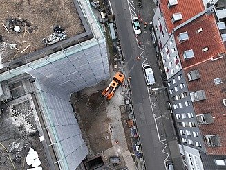 Zu sehen sind Drohnenaufnahmen des Bauen im Bestand-Projektes Zentralbibliothek Köln