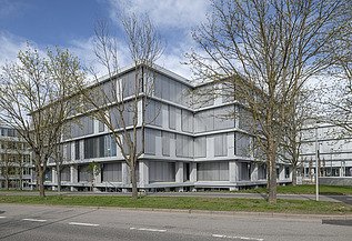 Zu sehen ist die Hausfassade des Bauen im Bestand-Projektes Unmüssig BA3 in Stuttgart-Degerloch