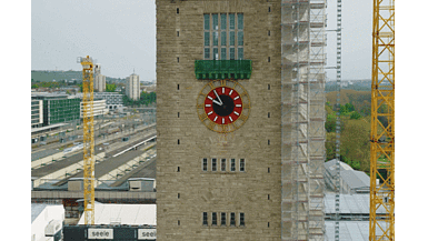 Zu sehen ist der Uhrenturm des Bauen im Bestand Projektes Stuttgart 21 / Bonatzbau