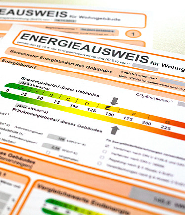 Energieausweisdokumente und Taschenrechner auf einem Tisch